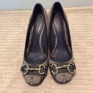 🤎Coach Gold Front Metal/Monogram/Suede Wedges